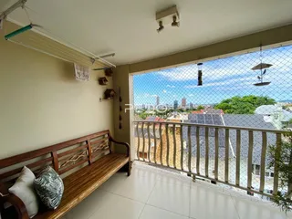 Vista interna de uma sala com janela para a paisagem urbana de Lajeado.