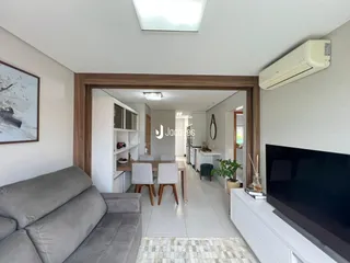 Sala de estar com vista para a área da cozinha e jantar