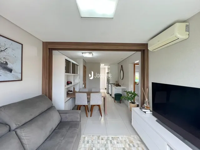 Sala de estar com vista para a área da cozinha e jantar