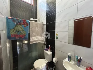Foto de um banheiro com revestimento de azulejos brancos e pretos.