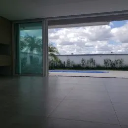 Ambiente interno com grande janela mostrando a paisagem do céu.