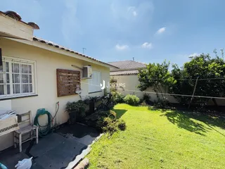 Fachada de uma casa em Lajeado, Brasil com jardim gramado.