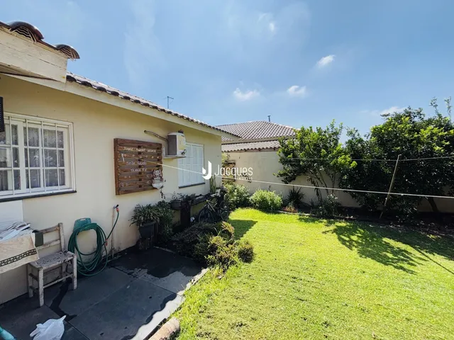Fachada de uma casa em Lajeado, Brasil com jardim gramado.