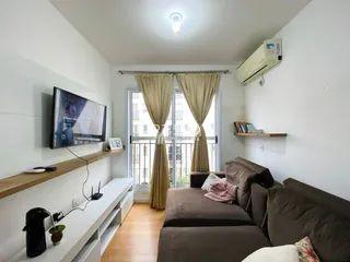 Sala de estar com sofá e janela de vidro.
