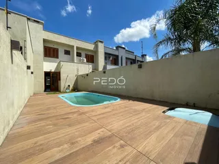 Piscina e deck de madeira em uma propriedade em Lajeado, Brasil.