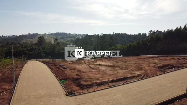 Vista panorâmica de uma área de terreno em Lajeado, com vegetação densa ao fundo.