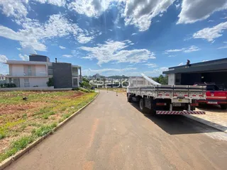 Fachada de uma residência moderna em Lajeado, Brasil, vista pela rua.