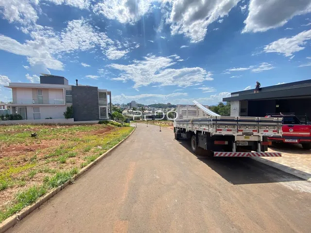 Fachada de uma residência moderna em Lajeado, Brasil, vista pela rua.