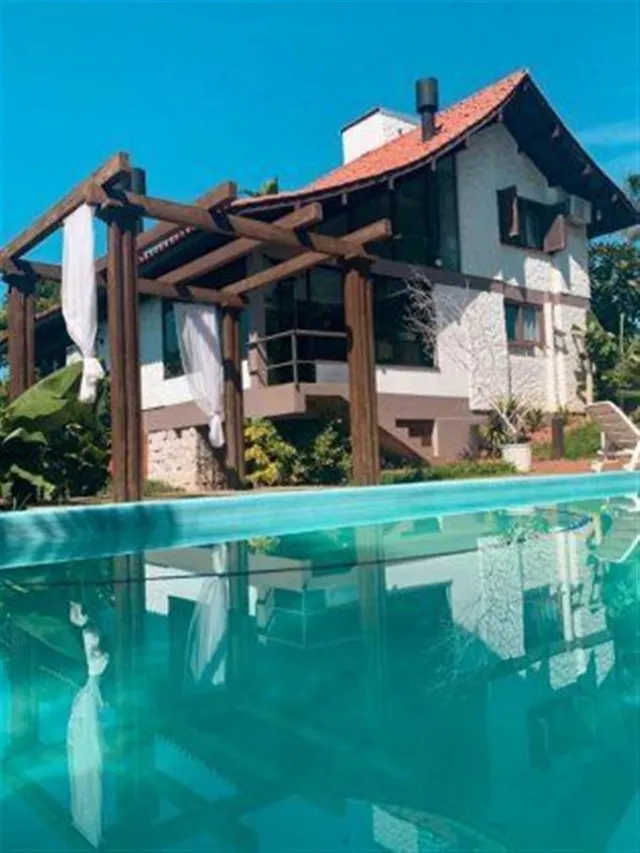 Fachada de uma casa com piscina em Lajeado, Brasil.