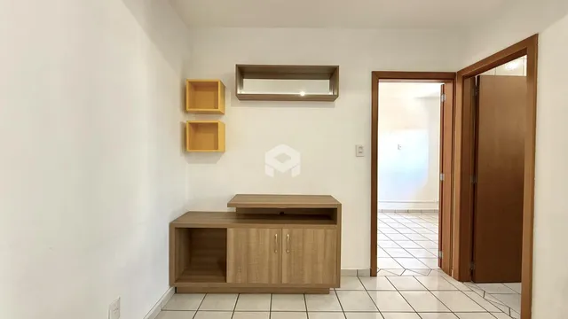 Interior de um ambiente com paredes brancas e piso de cerâmica.