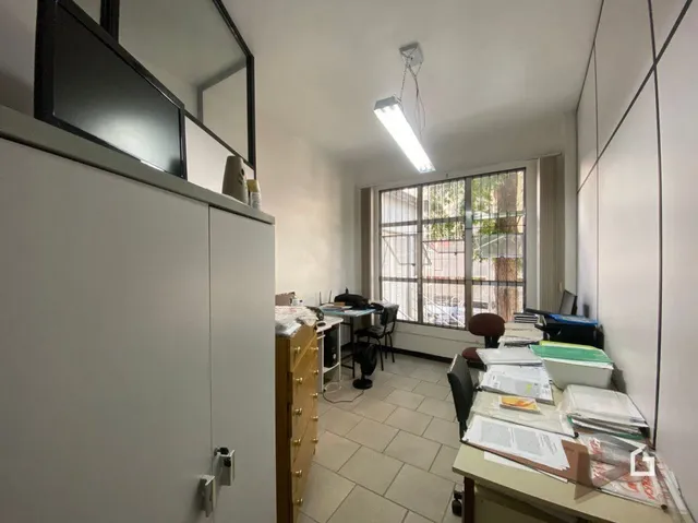 Interior de um cômodo com paredes brancas e piso de cerâmica.