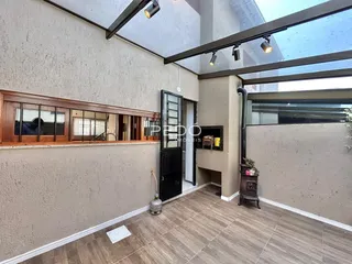 Ambiente interno com teto de vidro e piso de cerâmica.
