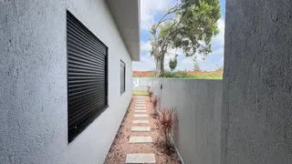 Vista lateral da fachada de uma residência com um caminho de pedras.