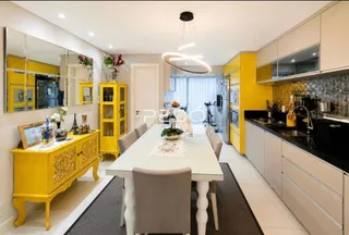 Mesa de jantar em um ambiente com armários amarelos