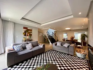 Sala de estar com dois sofás e um tapete de xadrez preto e branco.