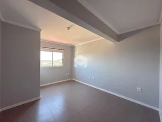 Vista interna de um ambiente com piso de cerâmica e janela.