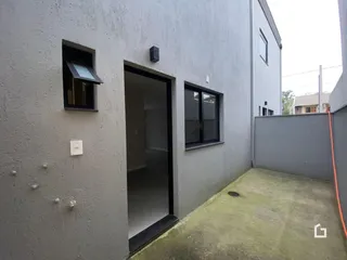 A foto mostra a fachada externa de uma residência em Lajeado.