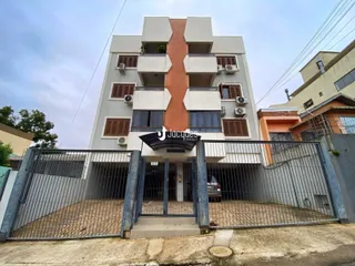 Fachada de um prédio residencial em Lajeado, Brasil, com portão de ferro.