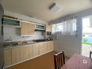 Foto de uma cozinha com armários e bancada em um imóvel no Brasil.