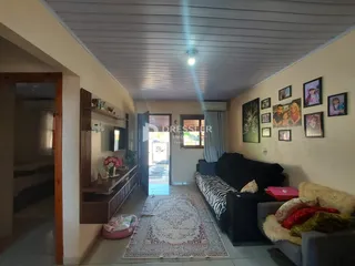 Sala de estar com sofá e decoração em um imóvel em Lajeado.