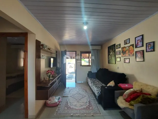 Sala de estar com sofá e decoração em um imóvel em Lajeado.