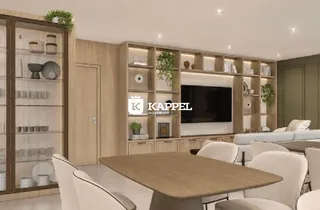 Sala de estar com estantes de madeira e televisão montada na parede.