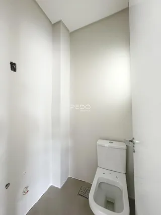 A foto mostra um canto de banheiro com vaso sanitário.