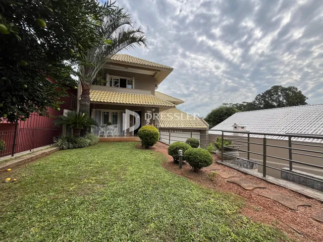 Fachada de uma casa em Lajeado, Brasil com jardim gramado.