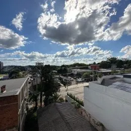 Vista aérea de uma área residencial com céu nublado em Lajeado, Brasil.
