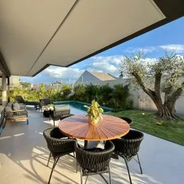 Foto da área externa com piscina e vegetação em Lajeado.