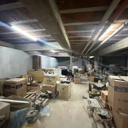 Foto de um espaço interno com estrutura de teto exposta.