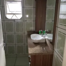 Parede interna com revestimento de azulejos verdes na propriedade.
