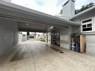 Vista externa de uma área pavimentada de uma residência em Lajeado.