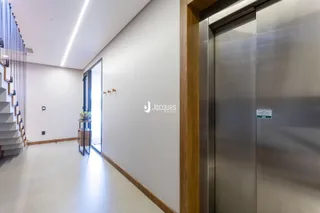 Corredor interno de um apartamento moderno em Lajeado, Brasil.