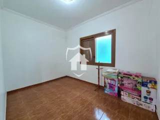 Foto interna de um cômodo com piso de cerâmica e janela.