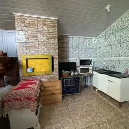 Ambiente interno com paredes de tijolo aparente e piso de cerâmica.