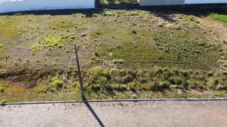 Vista aérea de terreno com vegetação rasteira e poste de luz em Lajeado.