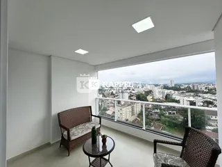 Vista panorâmica da cidade vista de um terraço com grade de proteção.