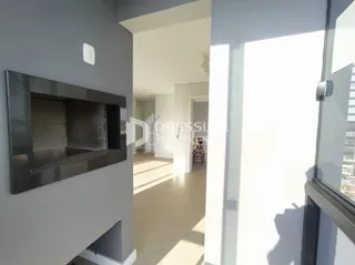 Corredor interno de uma residência com paredes brancas e um nicho decorativo.
