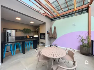 Foto de uma cozinha e área de jantar em um imóvel.