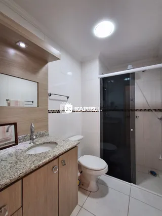 Foto de um banheiro com revestimento de azulejo e pia.