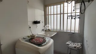 Foto de um ambiente interno com bancada e janela em uma residência.