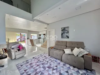 Sala de estar ampla com piso de mármore e sofá moderno.