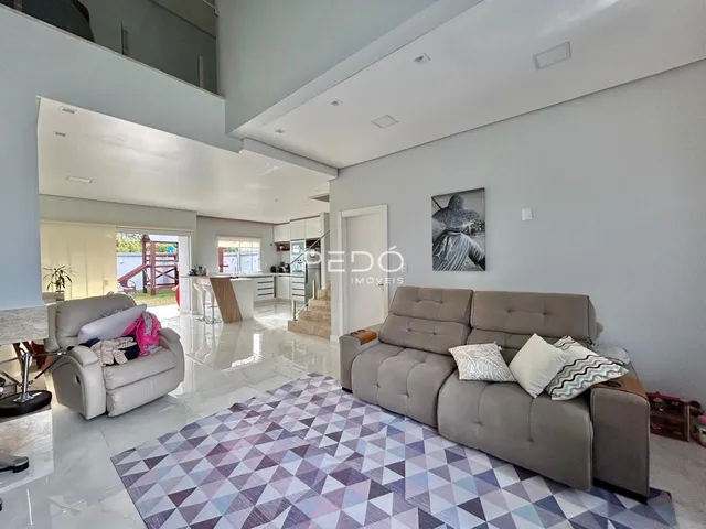 Sala de estar ampla com piso de mármore e sofá moderno.