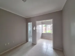 Hall de entrada com piso de cerâmica claro.
