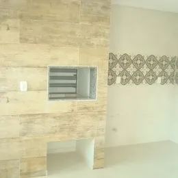 Detalhe de uma parede com nicho decorativo em um imóvel.