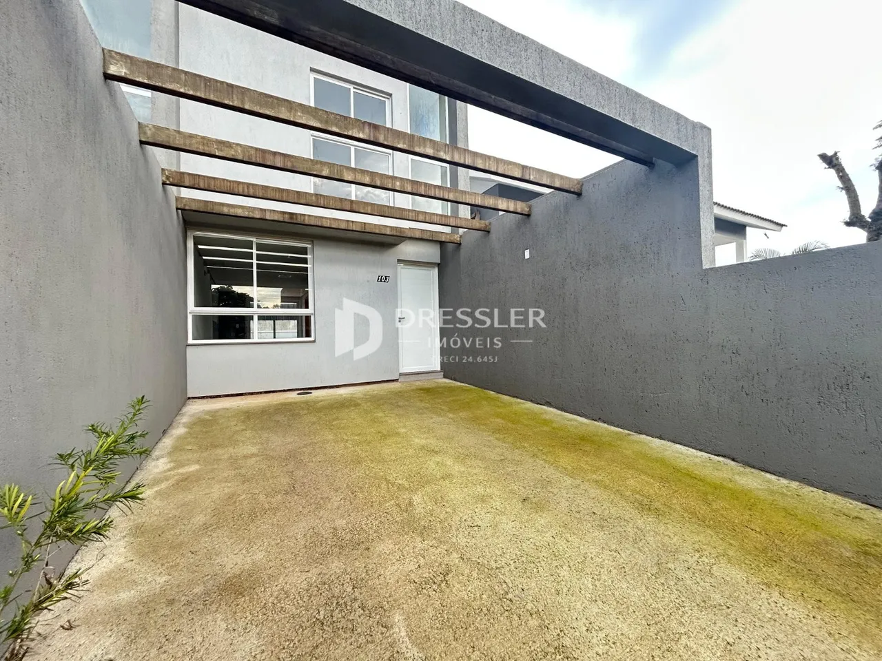 Fachada externa de uma residência em Lajeado, Brasil, com jardim gramado.