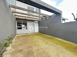 Fachada externa de uma residência em Lajeado, Brasil, com jardim gramado.