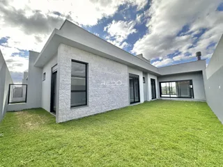 Fachada moderna de uma residência com jardim em Lajeado.