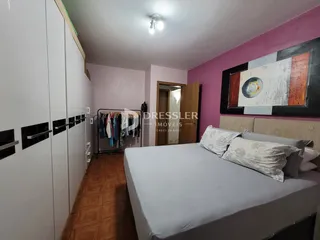 Quarto com guarda-roupas e cama em um imóvel no Brasil.